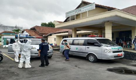 Suasana di IGD RSUD dr Soekardjo Kota Tasikmalaya, Kamis (24/6). Sejumlah ambulans yang membawa pasien Covid-19 mengantre untuk mengantarkan pasien masuk ruang isolasi.