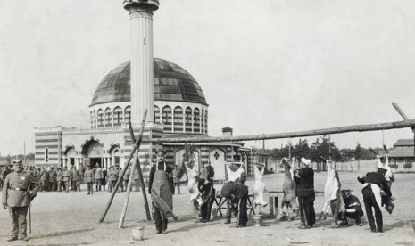 Suasana di kamp tahanan perang Halbmondlager atau dikenal juga ‘Half Moon Camp’ di Jerman