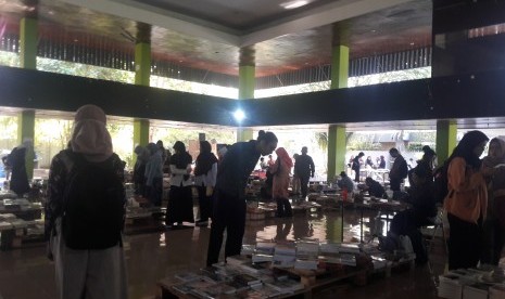 Suasana di Kampung Buku Jogja (KBJ) 2019 di Gedung PKKH UGM, Yogyakarta, Selasa (3/9).  