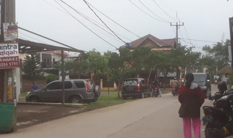 Suasana di Kampung Pulo RT 01 RW 07, Desa Bojong Malaka, Kecamatan Baleendah, Kabupaten Bandung terpantau normal seperti biasa. Pemilik salah satu kosan, Ikke Solihat membenarkan pada Kamis (28) dilakukan penangkapan terduga teroris di kontralannya, Senin (1/4).