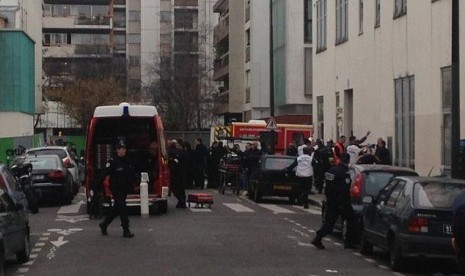 Suasana di kantor Charlie Hebdo yang diserang dua orang dengan penutup kepala