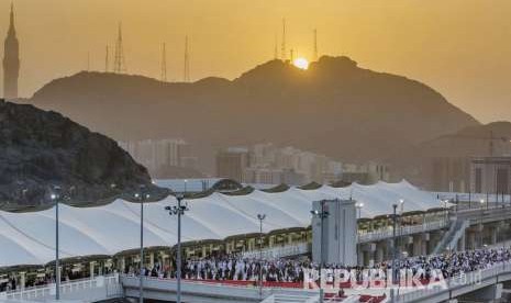 Suasana di kawasan jamarat, tempat jamaah haji melontar jumrah di Mina, Rabu (22/4). 