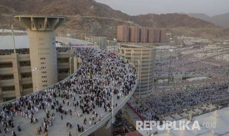 Suasana di kawasan jamarat, tempat jamaah haji melontar jumrah di Mina, Rabu (22/4). 