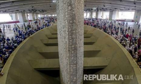 Suasana di kawasan jamarat, tempat jamaah haji melontar jumrah di Mina, Rabu (22/4). 