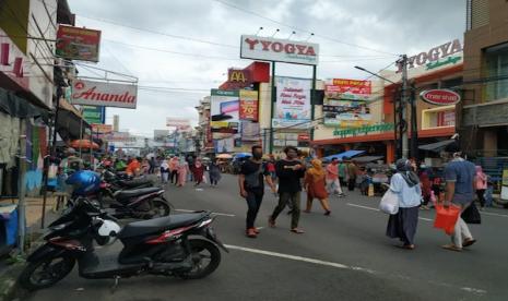 Suasana di kawasan pusat pertokoan Jalan KH Z Mustofa, Kota Tasikmalaya, Kamis (21/5). Pemberlakuan pembatasan sosial berskala besar (PSBB) tahap kedua di Kota Tasikmalaya tak banyak berdampak pada aktivitas warga menjelang Lebaran. Sejumlah pusat pertokoan tetap ramai diserbu warga yang hendak membeli kebutuhan Lebaran.