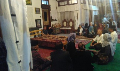 Suasana di kediaman rumah almarhum mantan Menteri Koperasi dan UKM Adi Sasono di kawasan Pondok Labu, Jakarta Selatan, Sabtu (13/8) malam.