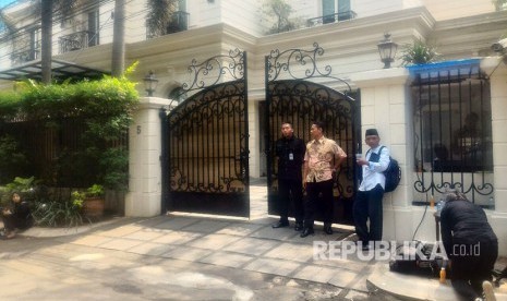 Suasana di kediaman Wakil Gubernur terpilih, Sandiaga Uno di Jalan Pulombangkeng, Selong, Kebayoran Baru, Jakarta Selatan, jelang pelantikan sebagai Wakil Gubernur DKI Jakarta periode 2017 - 2022, Senin (16/10) 