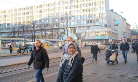 Suasana di kota Oslo ibu kota Norwegia banyak warganya berjalan kaki. Udara di Oslo sangat bersih karena mobil di kota tersebut sebagian besar adalah mobil listrik.