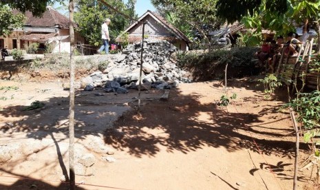 Suasana di lahan bekas rumah guru Nining yang roboh dan akan dibangun kembali untuk tempat tinggalnya, Desa Karyabuana, Cigeulis, Pandeglang, Banten,  Kamis (18/7).