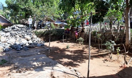 Suasana di lahan bekas rumah guru Nining yang roboh dan akan dibangun kembali untuk tempat tinggalnya, Desa Karyabuana, Cigeulis, Pandeglang, Banten,  Kamis (18/7).