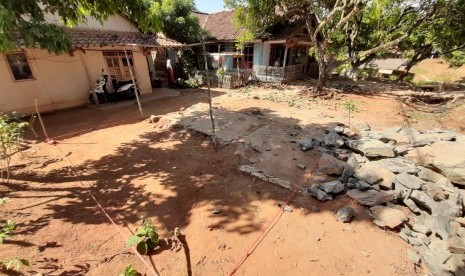 Suasana di lahan bekas rumah guru Nining yang roboh dan akan dibangun kembali untuk tempat tinggalnya, Desa Karyabuana, Cigeulis, Pandeglang, Banten,  Kamis (18/7).