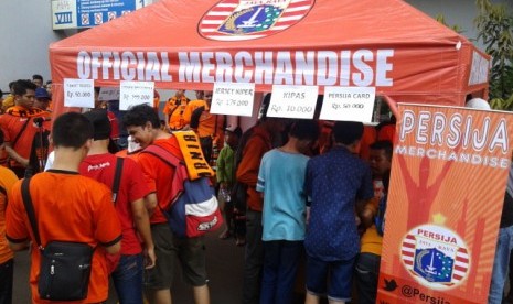 Suasana di lapak dagangan Official Persija di depan Stadion Utama Gelora Bung Karno, Jakarta, Ahad (10/8).