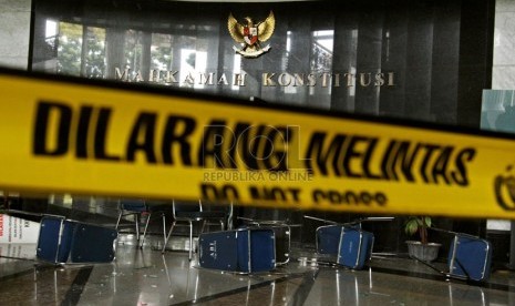 Suasana di lobi gedung Mahkamah Konstitusi yang dirusak massa yang mengamuk saat putusan sengketa ulang Pemilukada Maluku di Gedung MK Jakarta, Kamis (14/11).   (Republika/Adhi Wicaksono)