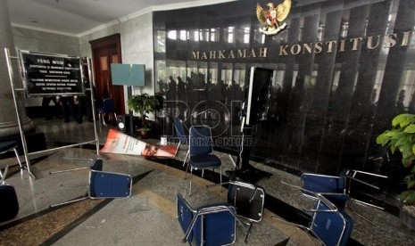 Suasana di lobi gedung Mahkamah Konstitusi yang dirusak massa yang mengamuk saat putusan sengketa ulang Pemilukada Maluku di Gedung MK Jakarta, Kamis (14/11).   (Republika/Adhi Wicaksono)