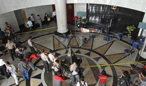 Suasana di lobi gedung Mahkamah Konstitusi yang dirusak massa yang mengamuk saat putusan sengketa ulang Pemilukada Maluku di Gedung MK Jakarta, Kamis (14/11).   (Republika/Adhi Wicaksono)