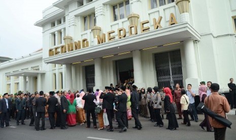 Suasana di luar Gedung Merdeka, Kota Bandung, saat pelantikan enam kepala daearh oleh Gubernur Ahmad Heryawan, Rabu (17/2)