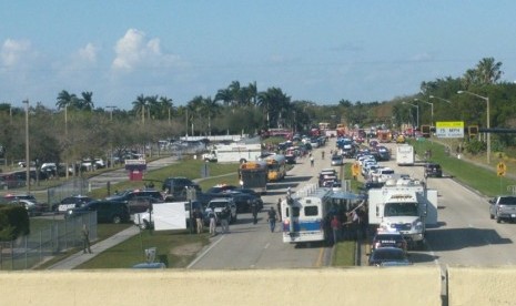 Suasana di luar gedung sekolah SMA di Florida yang diserang.