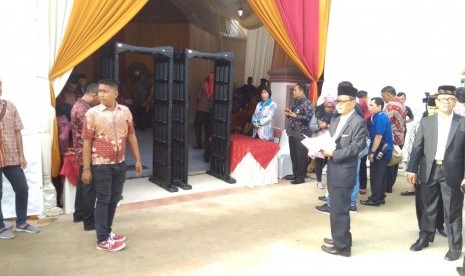 Suasana di luar lokasi acara Mangalehan Marga atau pemberian marga kepada Kahiyang Ayu di kediaman paman Bobby Nasution, Selasa (21/11)