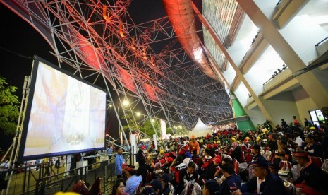 Suasana di luar Stadion GBLA saat pembukaan PON XIX, Sabtu (17/9).