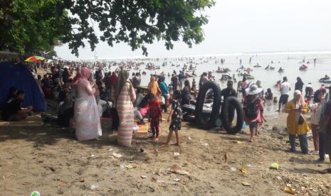 Suasana di objek wisata Pantai Sindangkerta, Kecamatan Cipatujah, Kabupaten Tasikmalaya, Selasa (2/1/2024). 