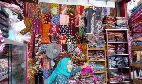 Suasana di Pasar Batik Trusmi, Cirebon, Ahad (17/6). 