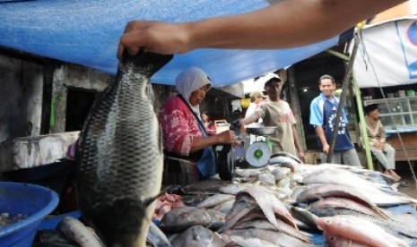 Suasana di pasar ikan (ilustrasi)