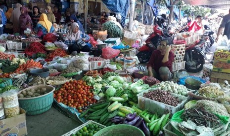 Suasana di Pasar Kebon Roek, Kota Mataram, NTB, Selasa (7/4).