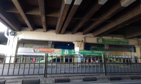 Suasana di Pasar Tanah Abang, Jakarta Pusat yang tampak lengang dan sepi, Ahad (25/5).