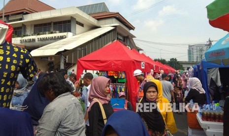 Suasana di Pasar Tanah Abang, Jalan Jati Baru Raya, Jakarta Pusat. 