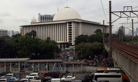 Suasana di pintu timur Masjid Istiqlal, massa Aksi 313 terlihat tidak seramai aksi-aksi sebelumnya, Jumat (31/3)