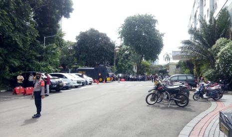 Suasana di Polda Metro Jaya jelang kedatangan Habib Rizieq Shihab, Sabtu (12/12).