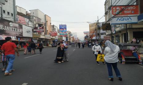 Suasana di pusat pertokoan Jalan KH Z Mustofa Kota Tasikmalaya. Petugas menutup akses ke kawasan itu untuk mengurai kerumunan orang, lantaran Kota Tasikmalaya masuk zona merah penyebaran Covid-19.