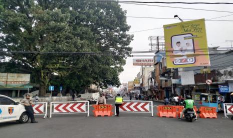 Suasana di pusat pertokoan Jalan KH Z Mustofa Kota Tasikmalaya, Jumat (7/5).