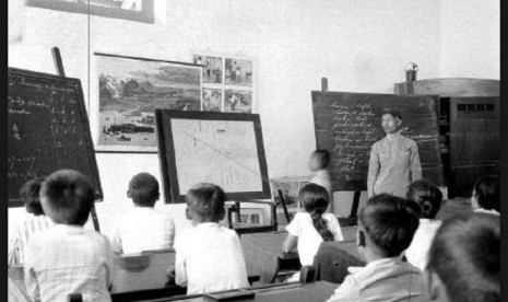 Suasana di ruang kelas HIS (Holland Inlandsche School)