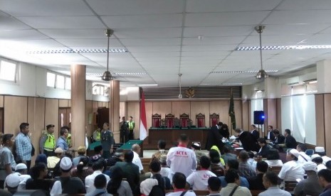 Suasana di ruang sidang Koesumah Atmadja, Eks Gedung Jakarta Pusat, jelang sidang lanjutan kasus penistaan agama dengan terdakwa Basuki Tjahaja Purnama (Ahok) di eks PN Jakarta Pusat, Jakarta, Selasa (20/12).