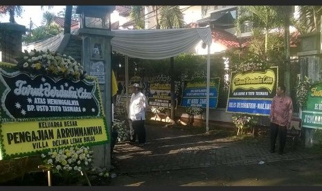 Suasana di rumah duka almarhum ustaz Toto Tasmara di kawasan Rempoa, Ciputat, Tangerang Selatan, Rabu (9/12).