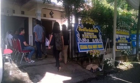 Suasana di rumah duka almarhum Ustaz Toto Tasmara di kawasan Rempoa, Ciputat, Tangerang Selatan, Rabu (9/12).