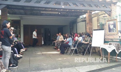 Suasana di rumah duka Basofi Sudirman, Kompleks IAPCO, Kemang Timur, Jakarta Selatan, Senin (7/8).