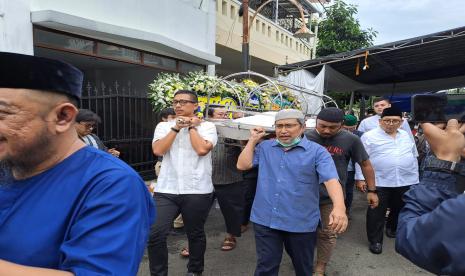 Suasana di rumah duka budayawan Ridwan Saidi di kawasan Jalan Merak II Blok N3 Nomor 31, Bintaro Jaya 1, Jakarta Selatan, Ahad (25/12/2022), sesaat sebelum akan dibawa ke TPU Karet Bivak, Jakarta Pusat.