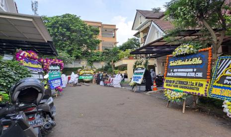 Suasana di rumah duka Prof Azyumardi Azra di Perumahan Perumahan Puri Laras 2, Kelurahan Cirendeu, Kecamatan Ciputat Timur, Tangerang Selatan (Tangsel). Pihak keluarga masih menunggu informasi dari KBRI di Malaysia untuk waktu kepulangan jenazah almarhum ke Indonesia. 