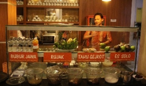 Suasana di rumah makan Dapur Solo