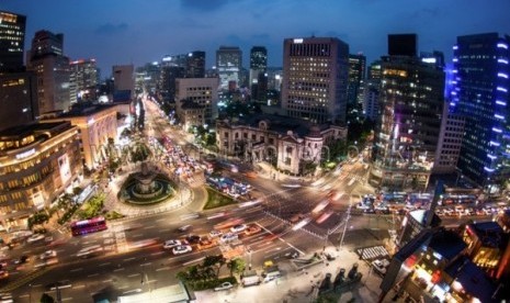 Suasana di salah satu pusat perbelanjaan di Seoul, Myeongdong Street.