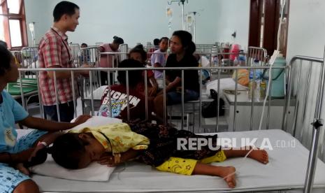 Suasana di salah satu ruangan perawatan bagi pasien demam berdarah dengue (DBD) di RSUD Tc Hillers di Maumere, Kabupaten Sikka, NTT,Sabtu (14/3/2020). 