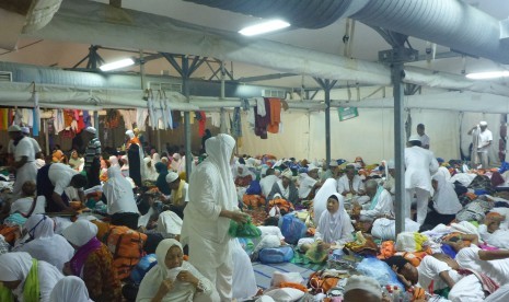 Suasana di salah satu tenda jamaah haji Indonesia di Mina saat musim haji 2017.