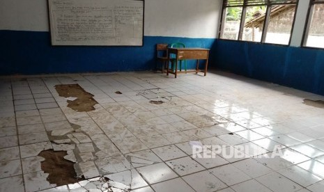 Suasana di SD Negeri Sukasari 01 Kecamatan Rumpin, Bogor, Rabu (15/11). Tiga dari enam ruang kelas di sekolah tidak menggunakan meja dan kursi dikarenakan kondisi fasilitas yang sudah rusak. 