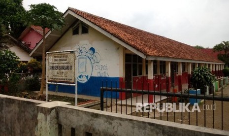 Suasana di SD Negeri Sukasari 01 Kecamatan Rumpin, Bogor, Rabu (15/11). Tiga dari enam ruang kelas di sekolah tidak menggunakan meja dan kursi dikarenakan kondisi fasilitas yang sudah rusak. 