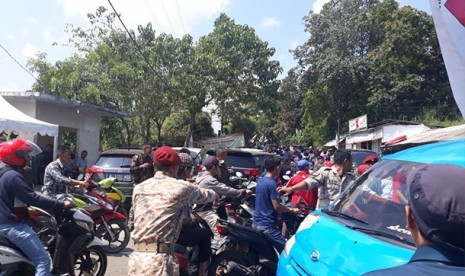 Suasana di sekitar kediaman Prabowo Subianto, tempat digelarnya Rakornas Partai Gerindra di Desa Babakan Madang, Bogor, Jabar, Rabu (11/4)