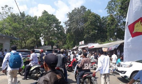 Suasana di sekitar kediaman Prabowo Subianto, tempat digelarnya Rakornas Partai Gerindra di Desa Babakan Madang, Bogor, Jabar, Rabu (11/4).