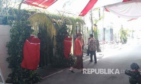 Suasana di sekitar kediaman Presiden Joko Widodo menjelang acara Siraman Kahiyang Ayu, Selasa (7/11).  