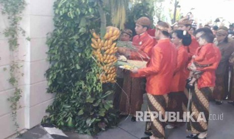 Suasana di sekitar kediaman Presiden Joko Widodo menjelang acara Siraman Kahiyang Ayu, Selasa (7/11).  